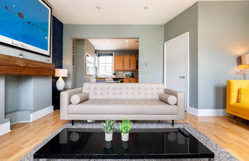 North Kensington Apartment | 3 DBL BEDROOMS FAMILLY APT CLOSE TO NOTTINGHILL AREA KING SIZE BED IN MASTER