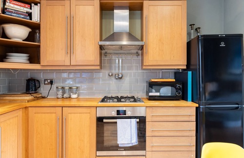North Kensington Apartment | 3 DBL BEDROOMS FAMILLY APT CLOSE TO NOTTINGHILL AREA KING SIZE BED IN MASTER