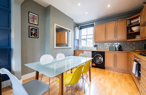 North Kensington Apartment | 3 DBL BEDROOMS FAMILLY APT CLOSE TO NOTTINGHILL AREA KING SIZE BED IN MASTER