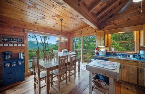 Blue Ridge Cabin | 3 Dogs! Fenced Yard-Hot Tub-Mountain View-Hikes out the door-Game Room-King Beds