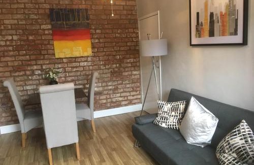 Kidderminster House | 3 Entire Stunning & Cosy Apartments in same property, 4 Double Bedrooms, 3 Bathrooms, 3 Kitchens, Terrace