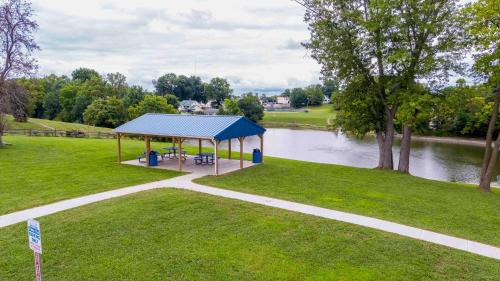 Dry Ridge House | 3 Homes, 3 Hot Tubs, 10BR, 10 Bath, Near Ark!