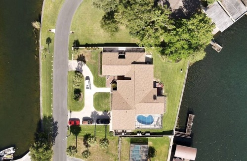 Homosassa House | 3-Hour Tour. Springs Waterfront. Bring your crew! Not every castaway is lost.