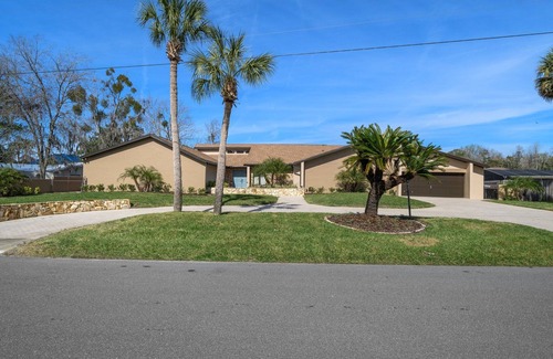 Homosassa House | 3-Hour Tour. Springs Waterfront. Bring your crew! Not every castaway is lost.