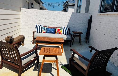 Oxford House | 3 King Ensuite, PELOTON, Electric Car Charger, Coffee Bar, Close to Everything!