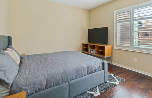 Gardena House | 3-level Modern condo near beach