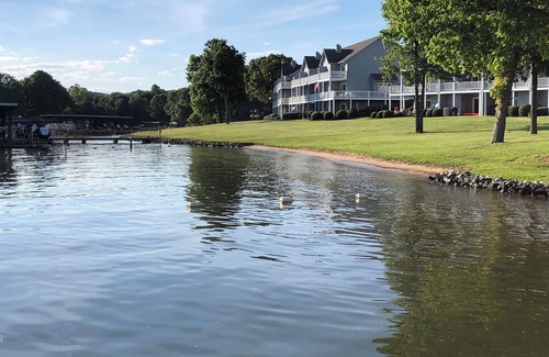 Huddleston House | 3 Master Suite, 3 BA spacious townhome on SML with Boat and Slip