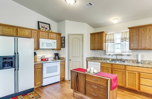 Fort Coffee Cottage | 3 Mi to Arkansas River: Rural Family Home w/Yard