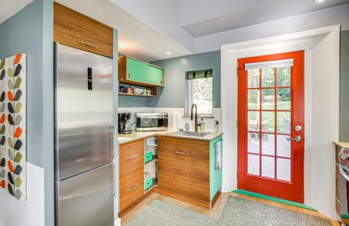 East Boothbay House | 3 Mi to Boothbay Harbor Coastal Colorful Home!