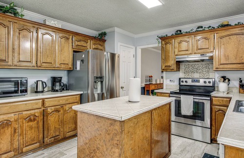 Lexington House | 3 Mi to Marina: Quiet Getaway w/Deck in Lexington