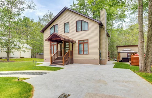 Tobyhanna Cottage | 3 Mi to Tobyhanna State Park: Hot Tub Haven!