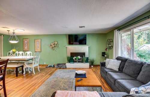 South Hills House | 3 Mi to U of O Pet-Friendly Home with Covered Deck!