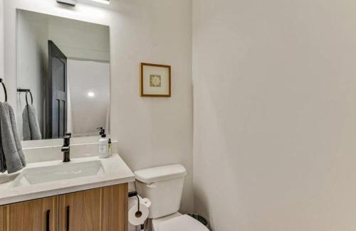 People's Freeway House | 3 Min to DT - 2 Car Garage - Lux Townhome - King Bed