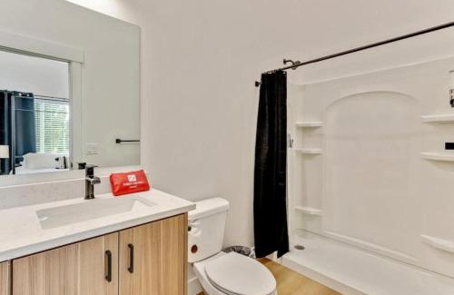 People's Freeway House | 3 Min to DT - 2 Car Garage - Lux Townhome - King Bed