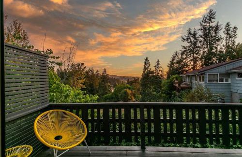 Amazon House | 3 min to UO with amazing views! Central to all!