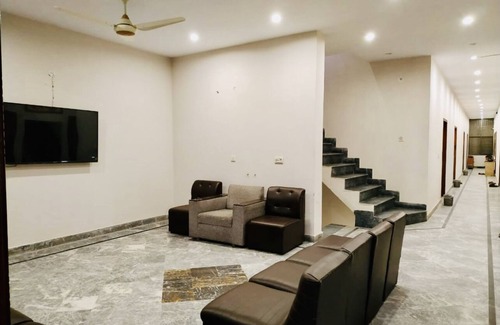 Lahore Hotel | 3 mins walk Orange line Metro Train and Get discover lahore in few mins drive.