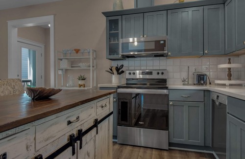 Village of Sugar Beach House | 3 Mins Walk to Beach, Pool, Wraparound Porch, + Free Attraction Tickets!