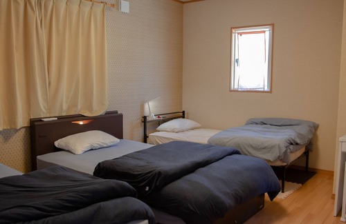 Fujikawaguchiko House | 3 minutes drive to Fujikyu Highland! It takes only 5 minutes to reach the shore of Kawaguchi Lake. Many convenience stores and supermarkets nearby. Accommodates up to 7 people. You can also barbecue in the garden!
