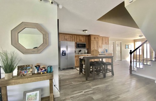 Emery County House | 3 queen beds with Jacuzzi tub and private bath, TV and walk-in closet & Mt. View
