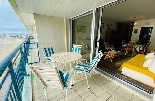 Les Sables d'Olonne Apartment | 3-Room Apartment at Central Beach with Terrace, Pets Allowed