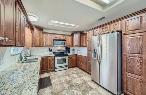 Cedar Creek House | 3 Secluded Homes on 15 Acres. Pool, Ping Pong, Hot Tub, Patio, Pond and BBQ. Close to COTA.