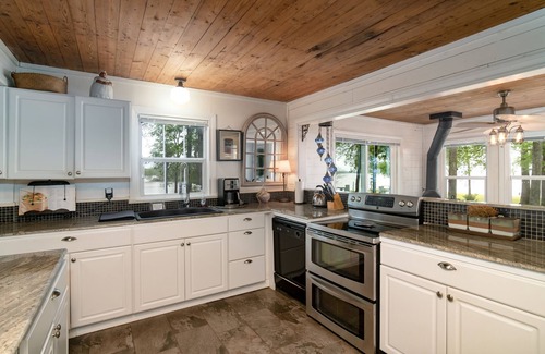 Berryville House | 3 separate cottages side by side waterfront with panoramic views