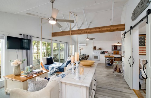 Berryville House | 3 separate cottages side by side waterfront with panoramic views