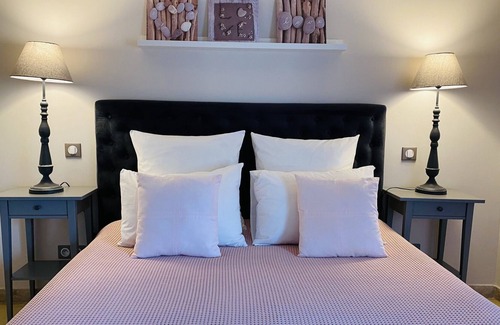 Beaumes-de-Venise Cottage | 3 star rated 2 bedroom gite with Spa