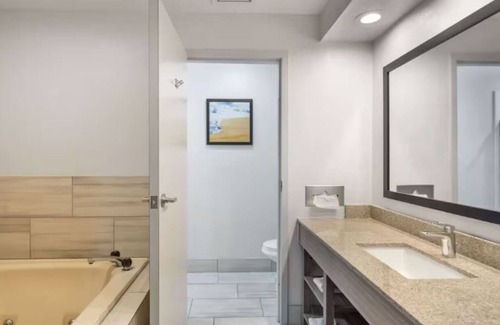 Mundelein Hotel | 3 Tranquil Family Suites in Mundelein | Hot Breakfast Included Near Chicago