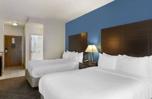 Mundelein Hotel | 3 Units | Suburban Escape with Complimentary Parking and Modern Hotel Amenities