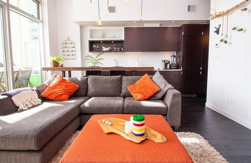 Downtown Victoria Condo | 30 Day Min/Downtown/Wifi/Self Check-In/Secure Parking/Outdoor Space/CDC cleaning