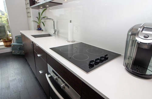 Downtown Victoria Condo | 30 Day Min/Downtown/Wifi/Self Check-In/Secure Parking/Outdoor Space/CDC cleaning