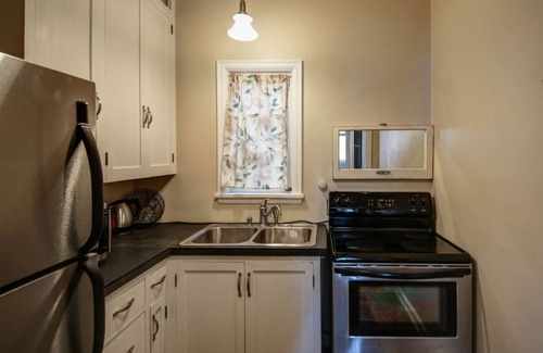 Downtown Bozeman Condo | 30-Day Rental - Historic flat w/great location & vintage features - Montana on Main Street!