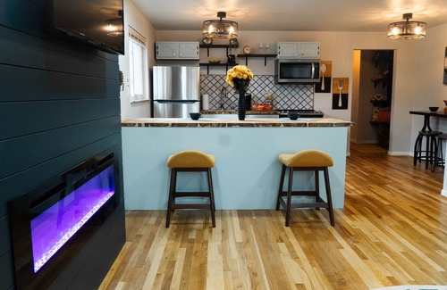 Roselawn Finance Apartment | 30 Day + Stay, 2B/1B w/Indoor Garage, Wet Bar