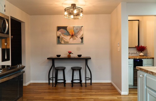 Roselawn Finance Apartment | 30 Day + Stay, 2B/1B w/Indoor Garage, Wet Bar