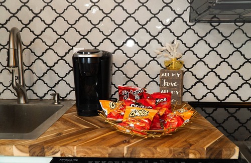 Roselawn Finance Apartment | 30 Day + Stay, 2B/1B w/Indoor Garage, Wet Bar