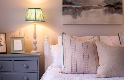New Forest District Cottage | 300 year old thatched cottage minutes from Ringwood town centre