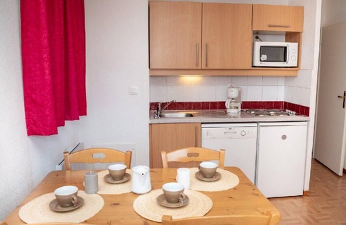 Puy-Saint-Vincent Apartment | 300m from ski slopes, 2nd floor, swimming pool, balcony, tv, ski locker, 25m², Puy-Saint-Vincent