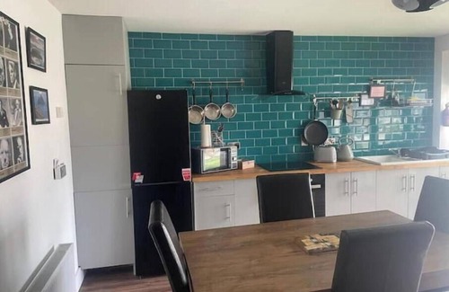 Kilcloon Cabin | 30mins Dublin Airport, 6 guests, beautiful lodge with a professional tour guide.