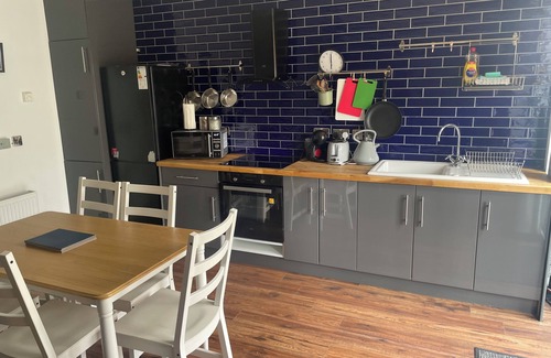 Kilcloon Cabin | 30mins Dublin Airport, 6 guests, beautiful lodge with a professional tour guide.