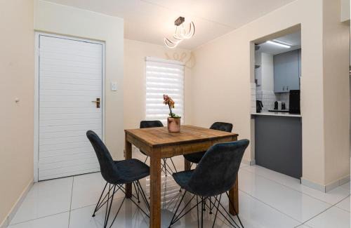 Sandown Apartment | 31 Madison Palms East
