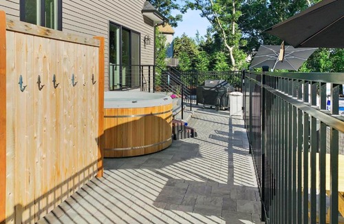 West Dennis House | 31 Pine Road West Dennis Cape Cod - - Shark Lookout