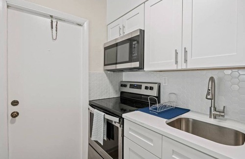 Hallandale Beach Apartment | 310 Ne 6 St #1 · Comfy BNB w/King Bed + Work/Travel + Beach 8 Min