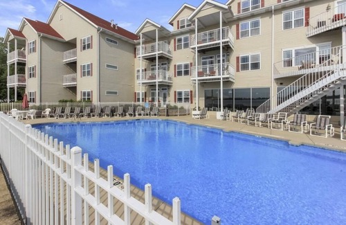 Delavan Lake Condo | 311 - Professionally Rehabbed 2BR, 2BA Lake View Condo w/Fireplace