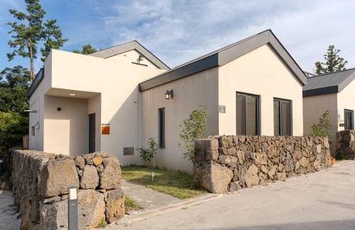 Nohyeong-dong House | 32평자쿠지독채 지금애월