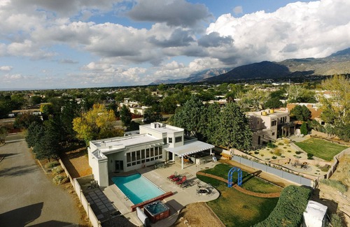 Albuquerque House | ⭐️3200ft🏊♂️Pool♨️Hot Tub🎱Billiards 🧳Sleeps 18 & Mtn Views🌄
