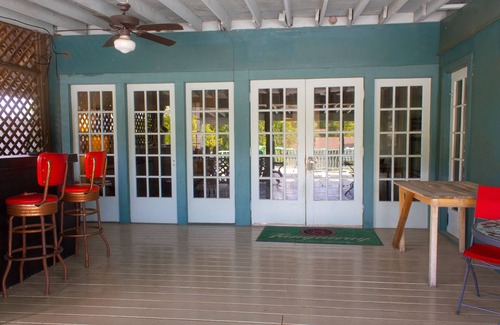 The Edge Apartment | 3300 SF 4BR/3Bth Pet-Friendly Loft 2 blks from Sun Studio has HUGE Rooftop Deck
