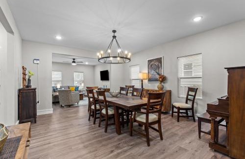 The Gate House | 3323 Uptown Elegant Escape