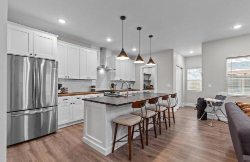 The Gate House | 3323 Uptown Elegant Escape