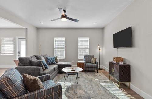 The Gate House | 3325 Bright Urban Comfort